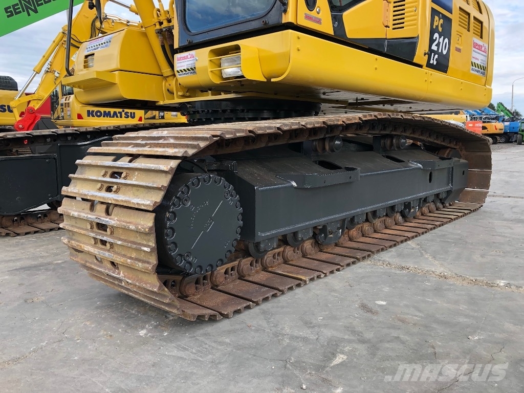 Komatsu PC210LC-11 حفارات زحافة