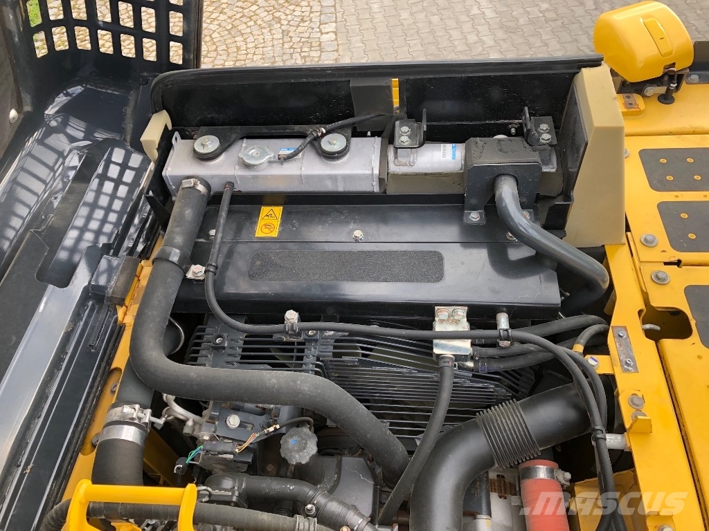 Komatsu PC210LC-11 حفارات زحافة