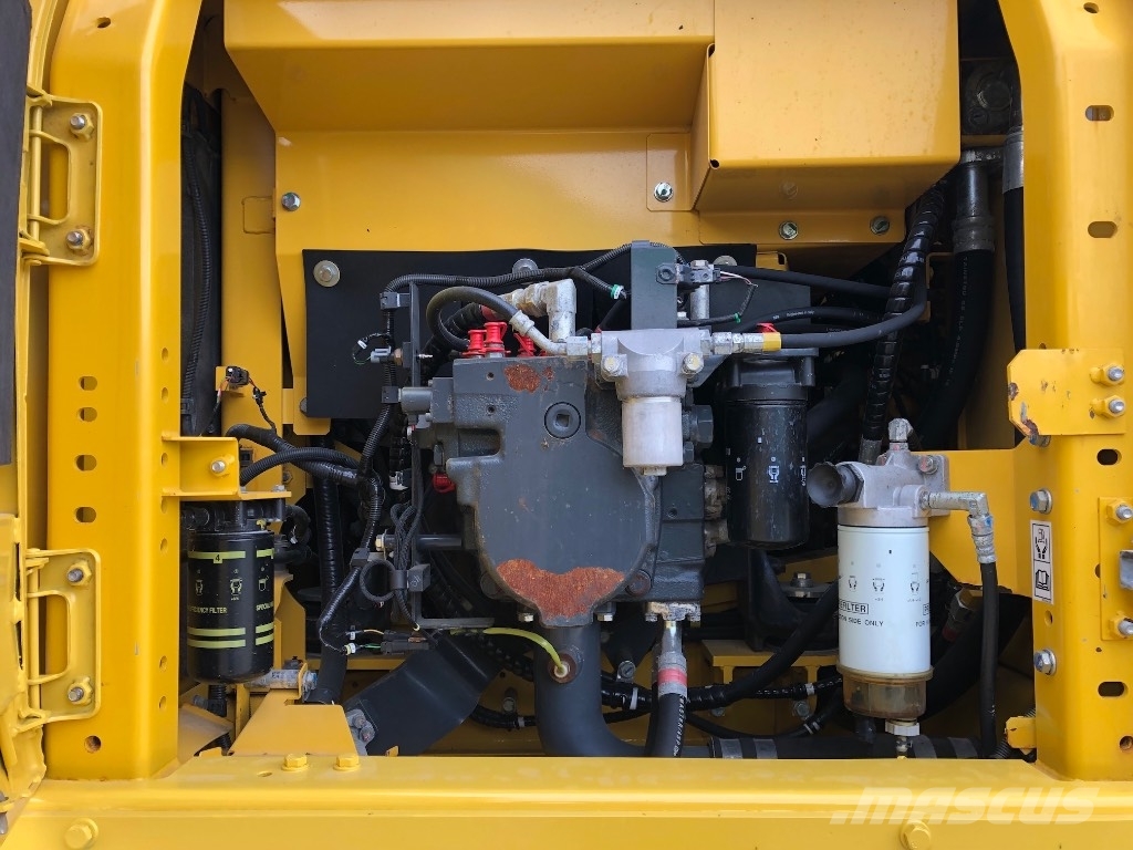 Komatsu PC210LC-11 حفارات زحافة