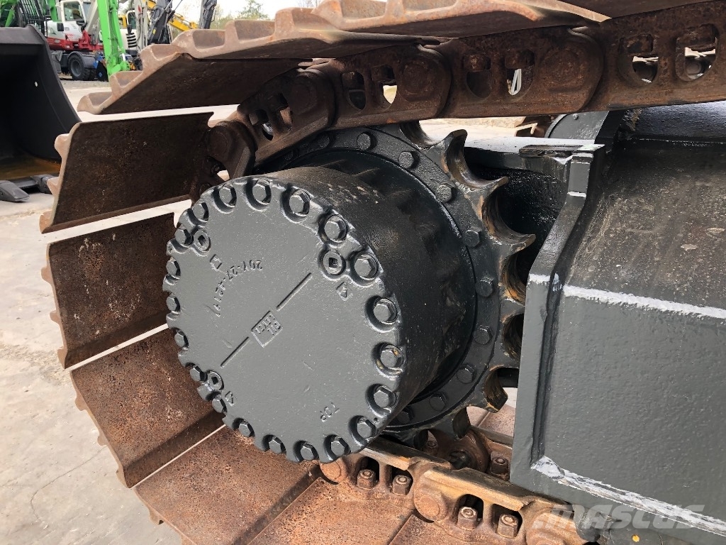 Komatsu PC210LC-11 حفارات زحافة
