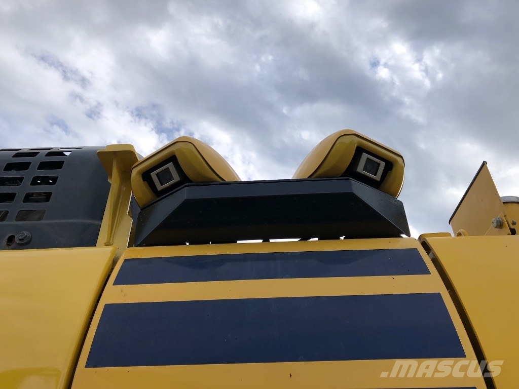 Komatsu PC210LC-11 حفارات زحافة