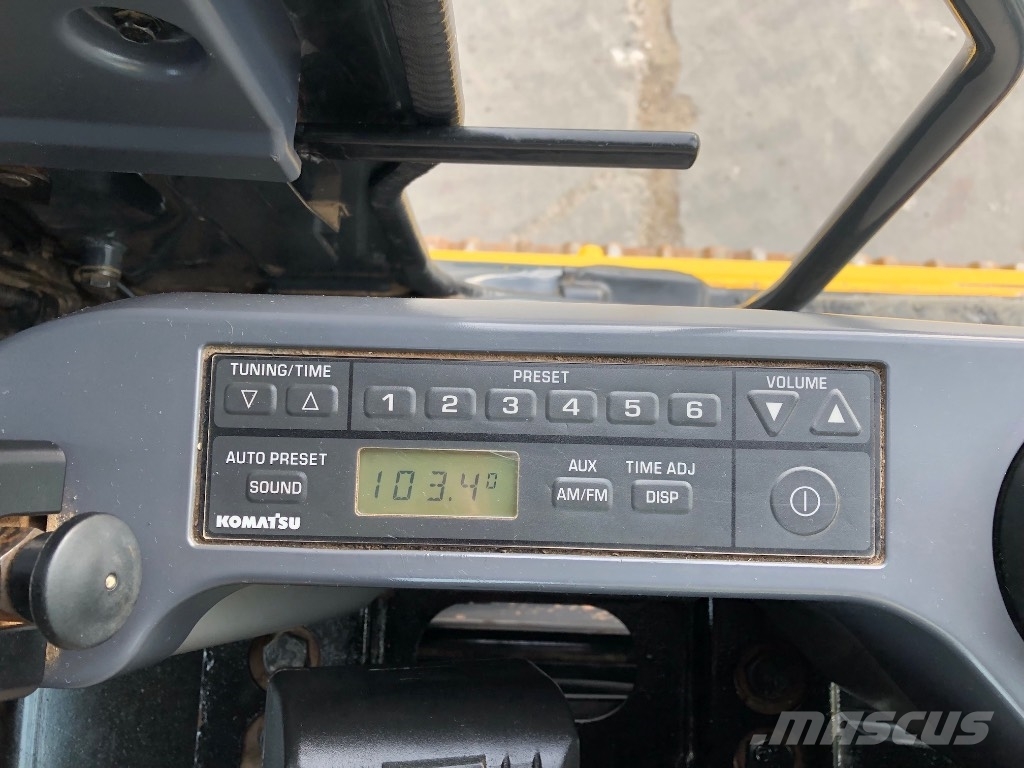 Komatsu PC210LC-11 حفارات زحافة