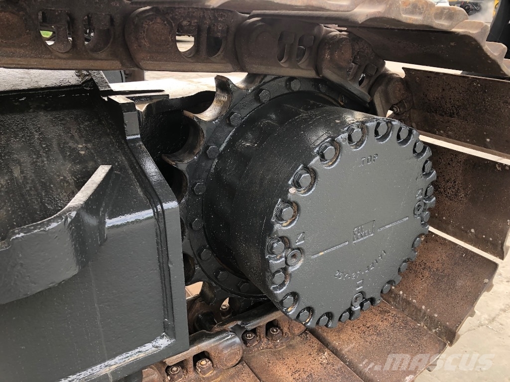 Komatsu PC210LC-11 حفارات زحافة