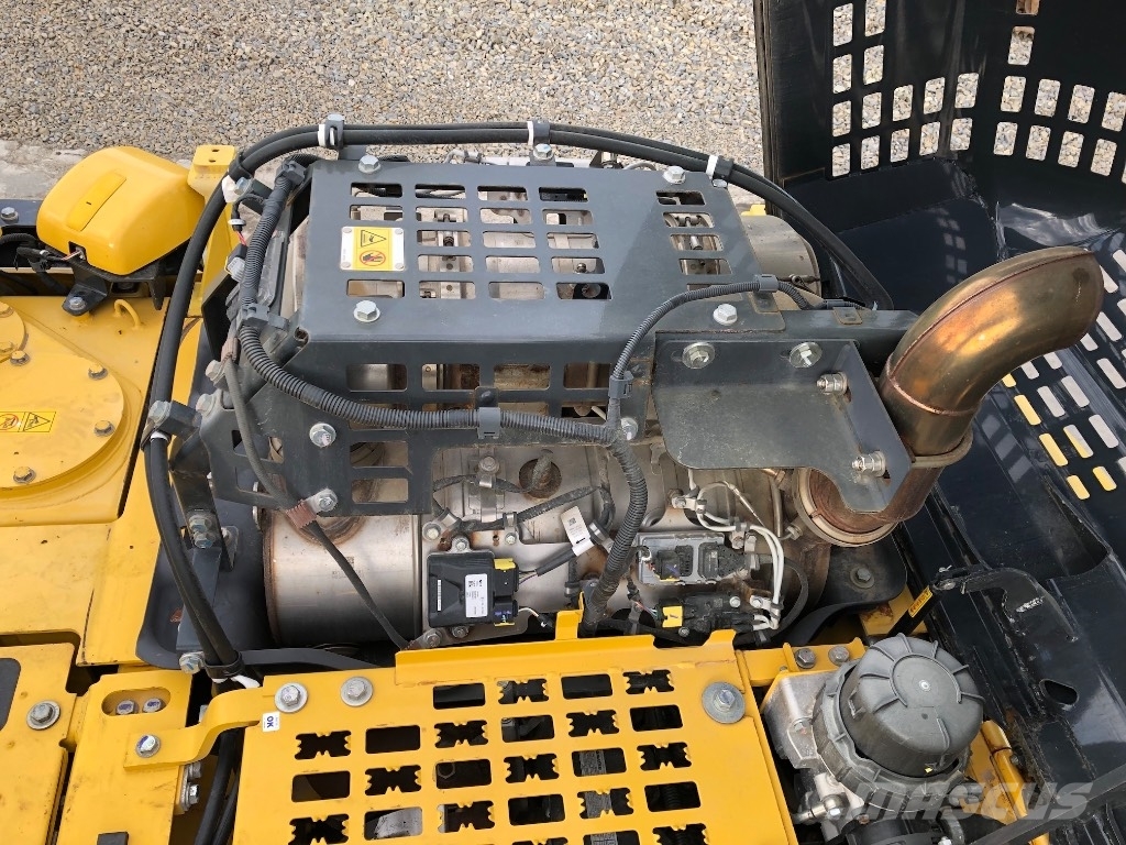 Komatsu PC210LC-11 حفارات زحافة