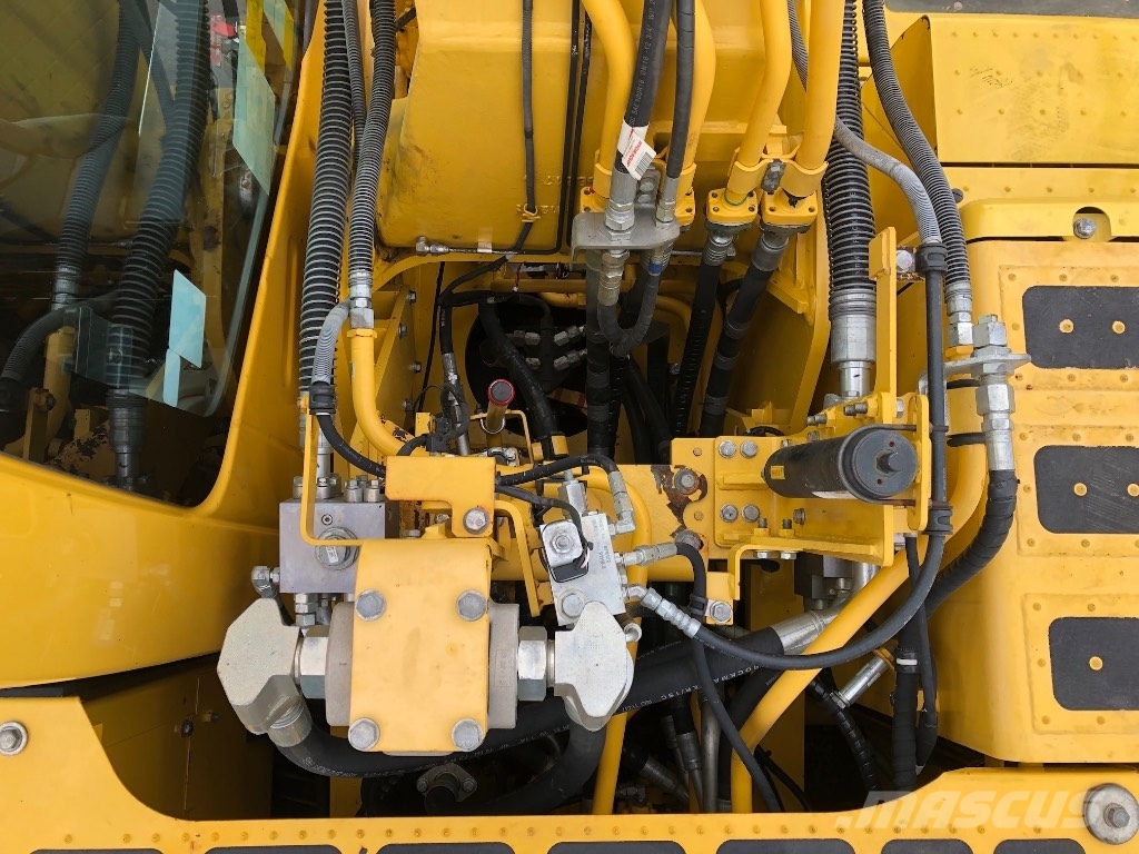 Komatsu PC210LC-11 حفارات زحافة