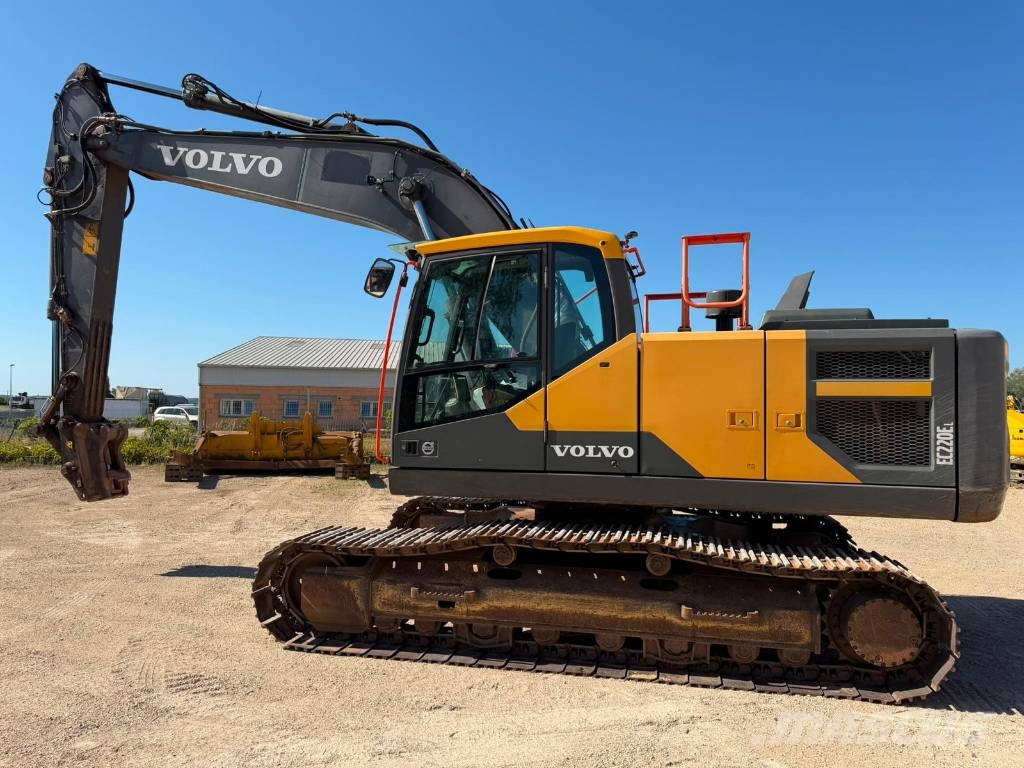 Volvo EC 220 E حفارات زحافة