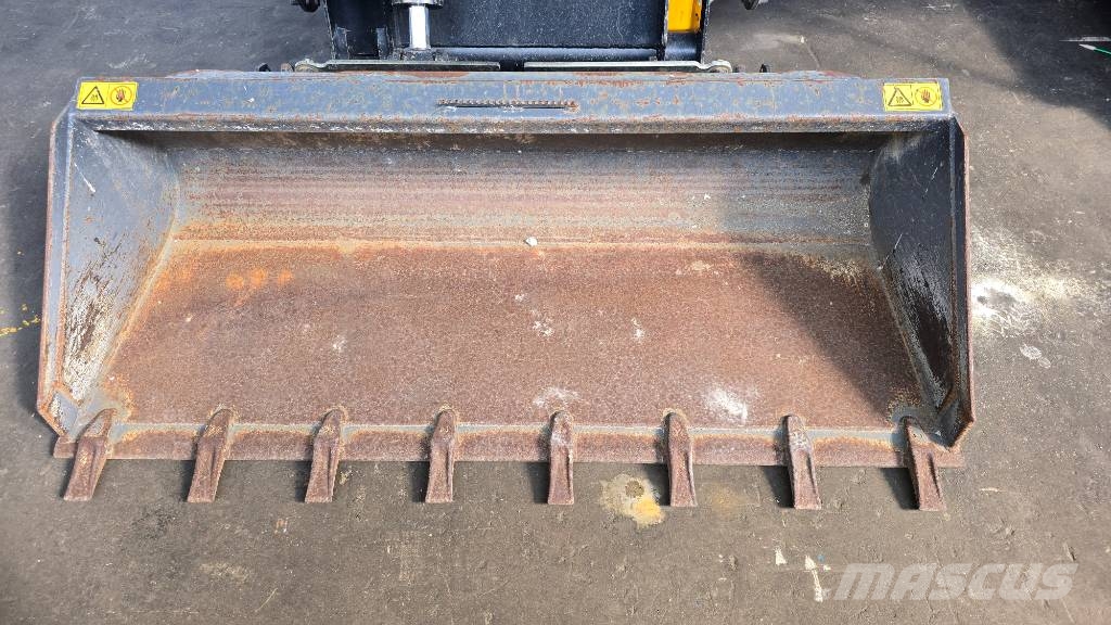 JCB 175 T4 لوادر انزلاقية التوجيه