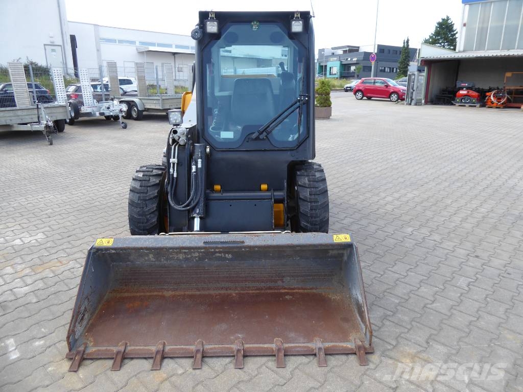 JCB 175 T4 لوادر انزلاقية التوجيه