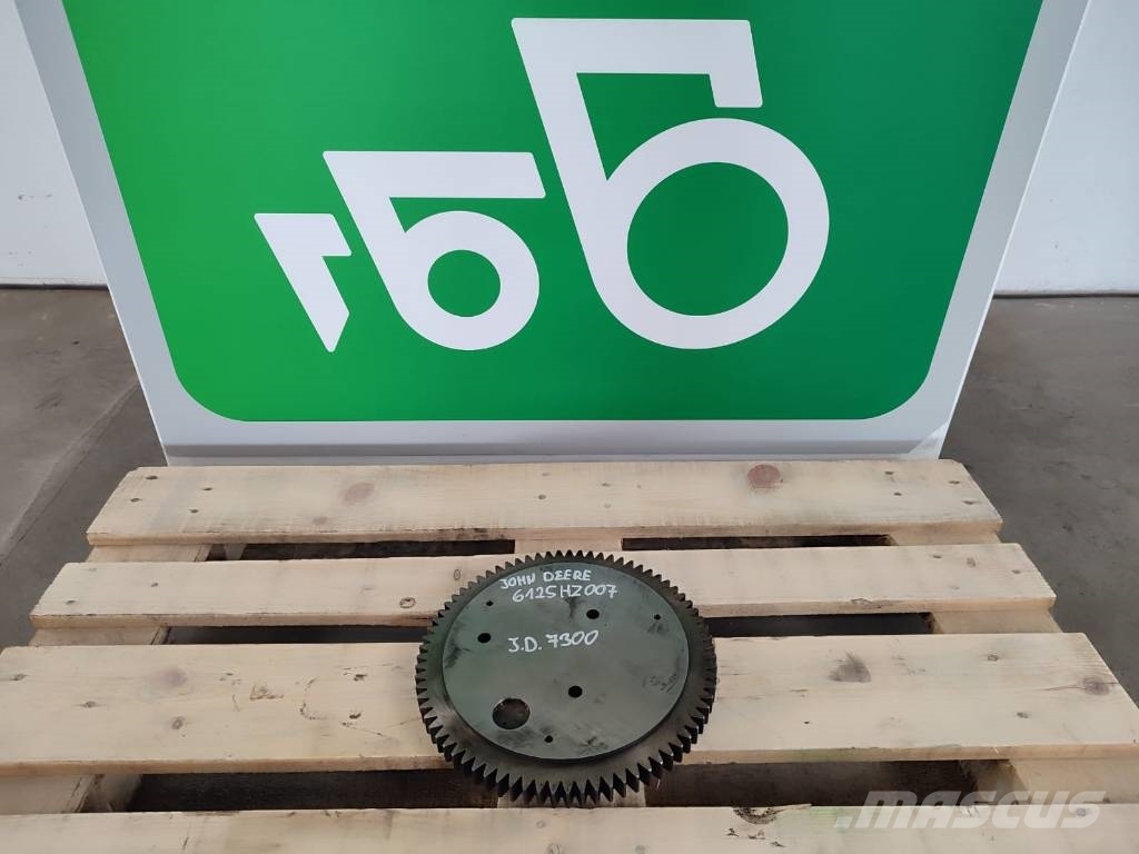 John Deere 6125HZ007  Bearing cup R119157 engine timing gear Mootorid