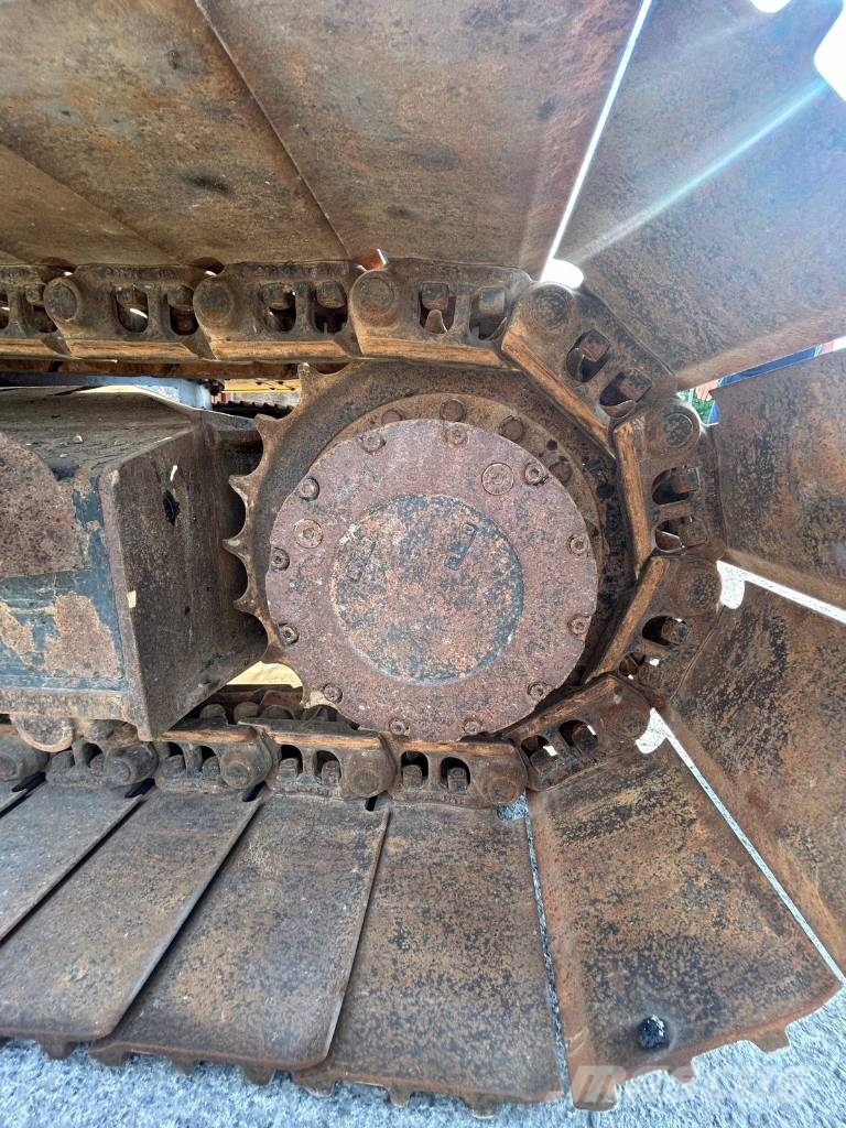 JCB 140X LC حفارات زحافة