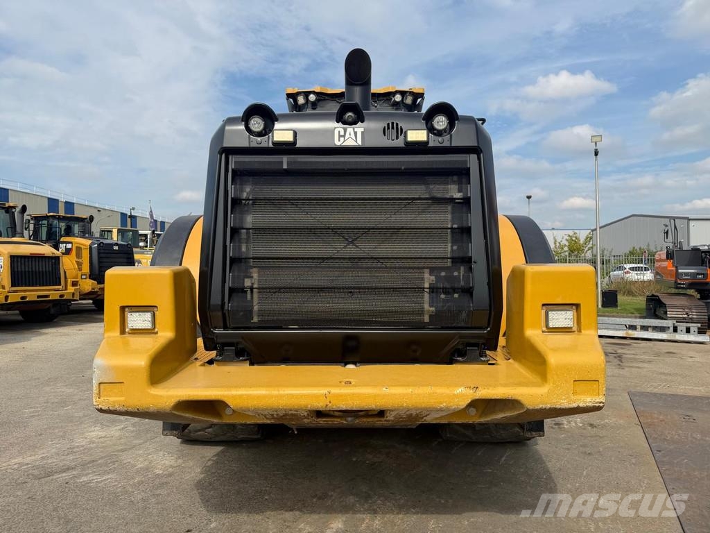 CAT 982M . لوادر بعجل
