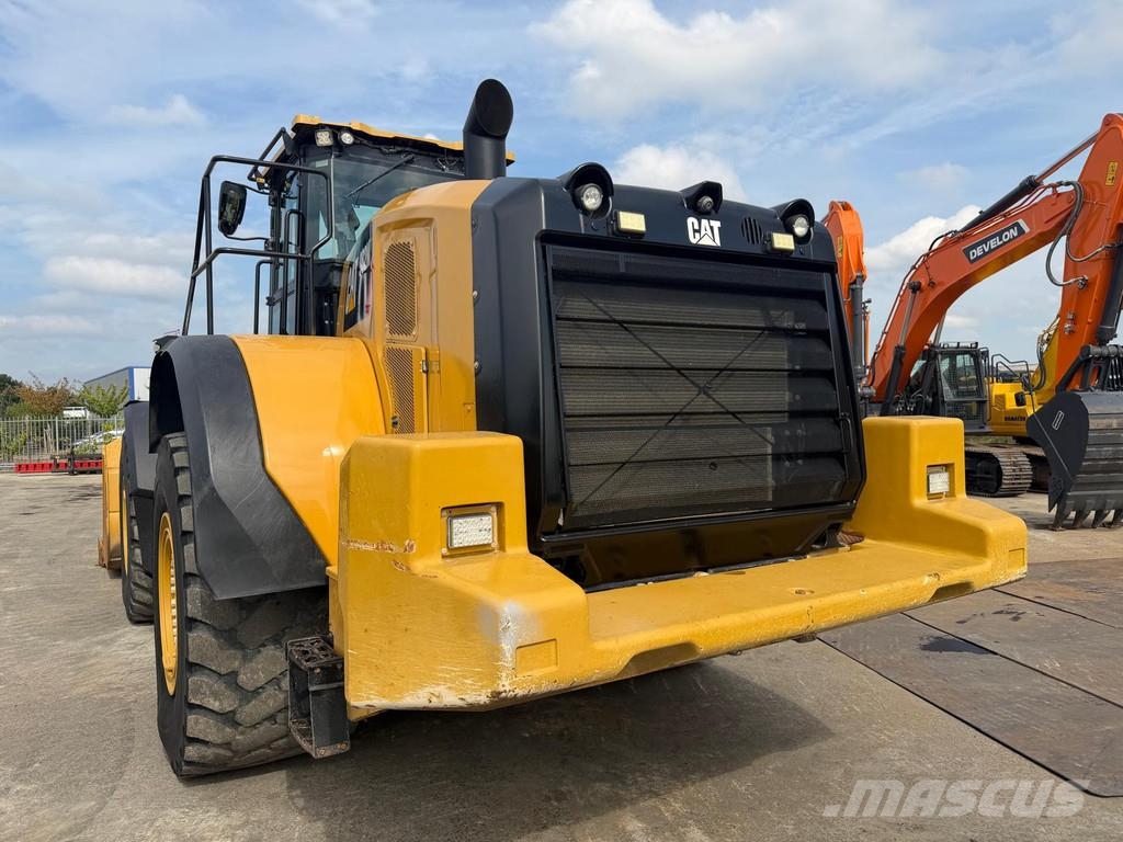 CAT 982M . لوادر بعجل
