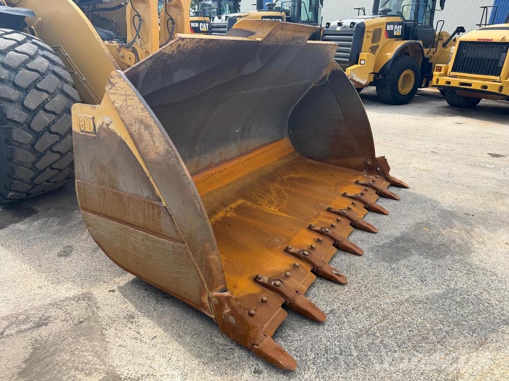 CAT 982M . لوادر بعجل