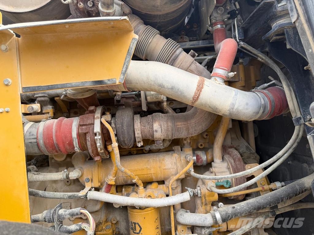 CAT 982M . لوادر بعجل