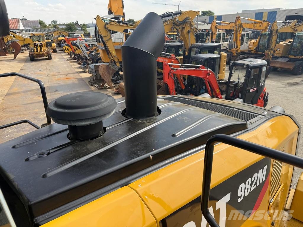 CAT 982M . لوادر بعجل
