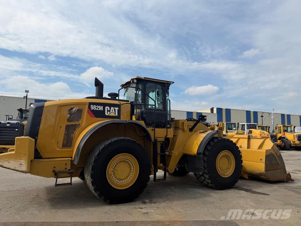CAT 982M . لوادر بعجل