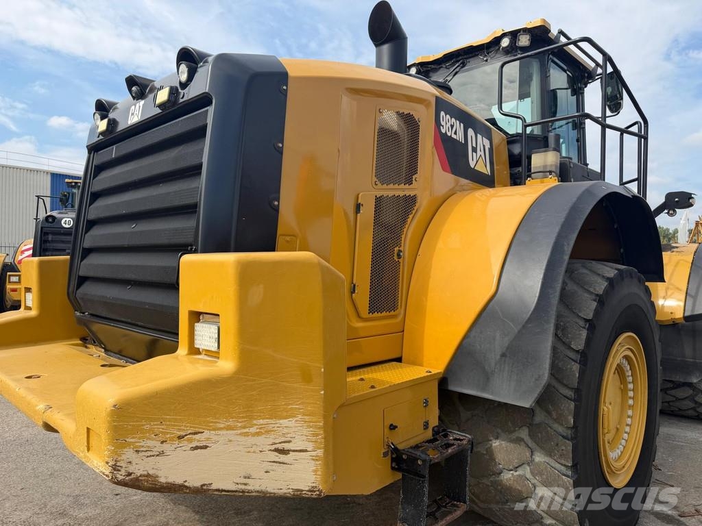CAT 982M . لوادر بعجل