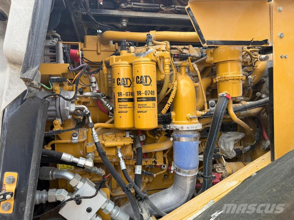 CAT 982M . لوادر بعجل