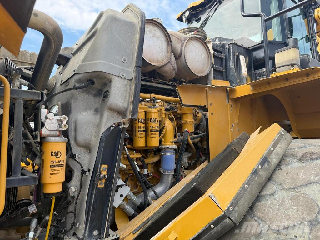 CAT 982M . لوادر بعجل