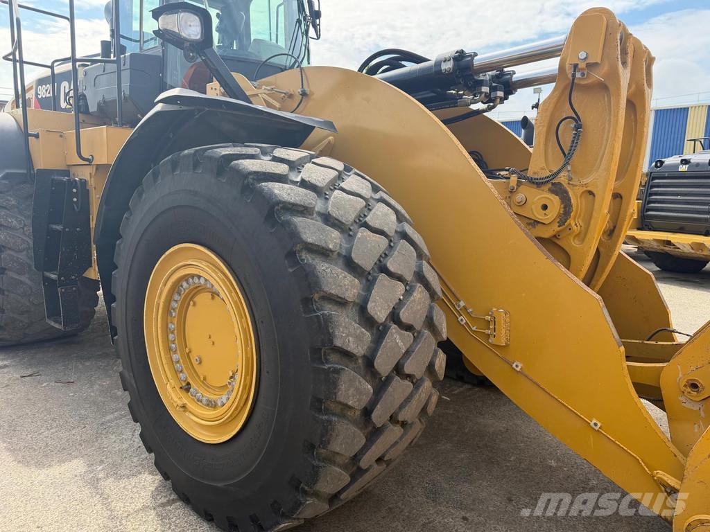 CAT 982M . لوادر بعجل