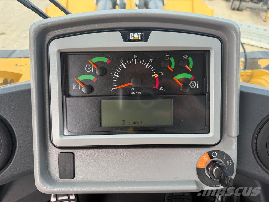 CAT 982M . لوادر بعجل