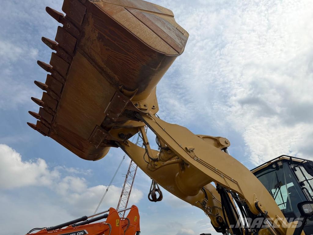 CAT 982M . لوادر بعجل