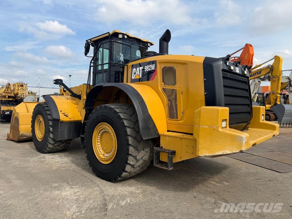 CAT 982M . لوادر بعجل