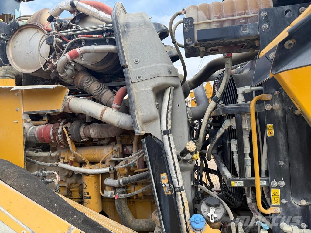CAT 982M . لوادر بعجل