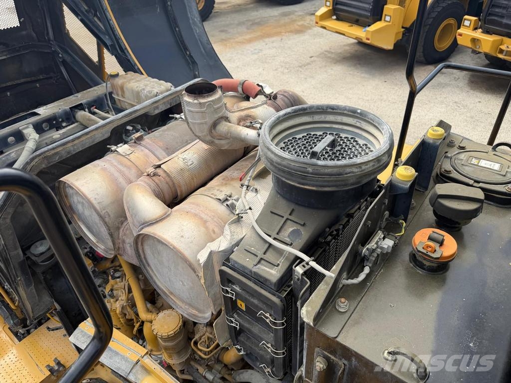 CAT 982M . لوادر بعجل