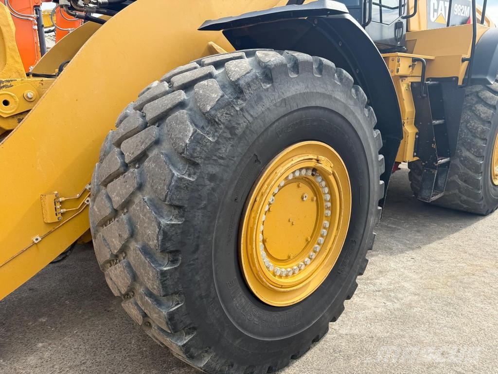 CAT 982M . لوادر بعجل