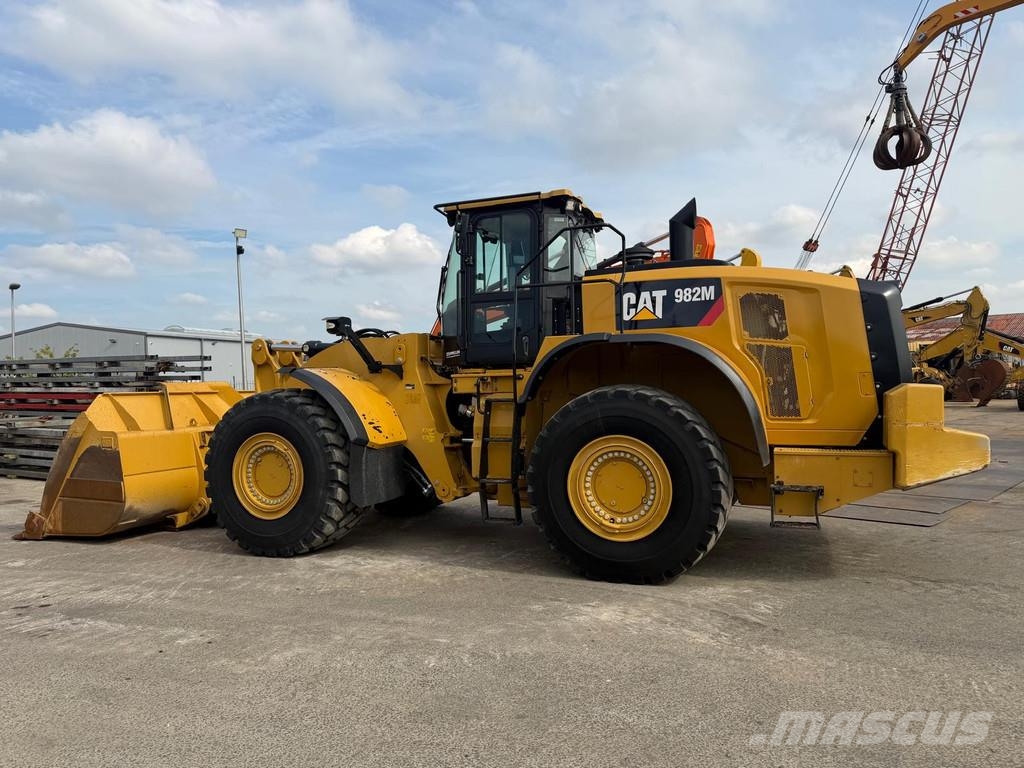 CAT 982M . لوادر بعجل