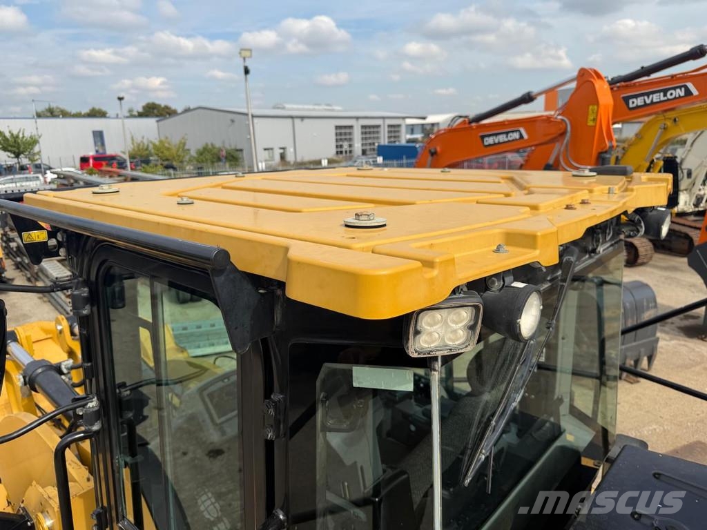 CAT 982M . لوادر بعجل