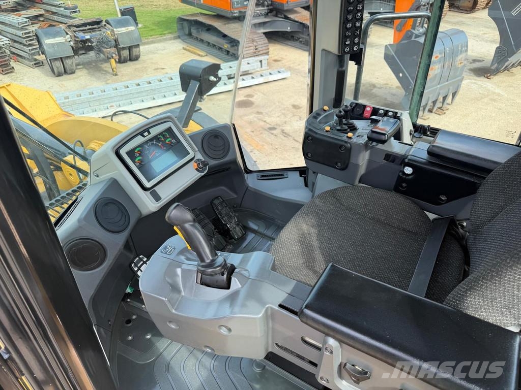 CAT 982M . لوادر بعجل