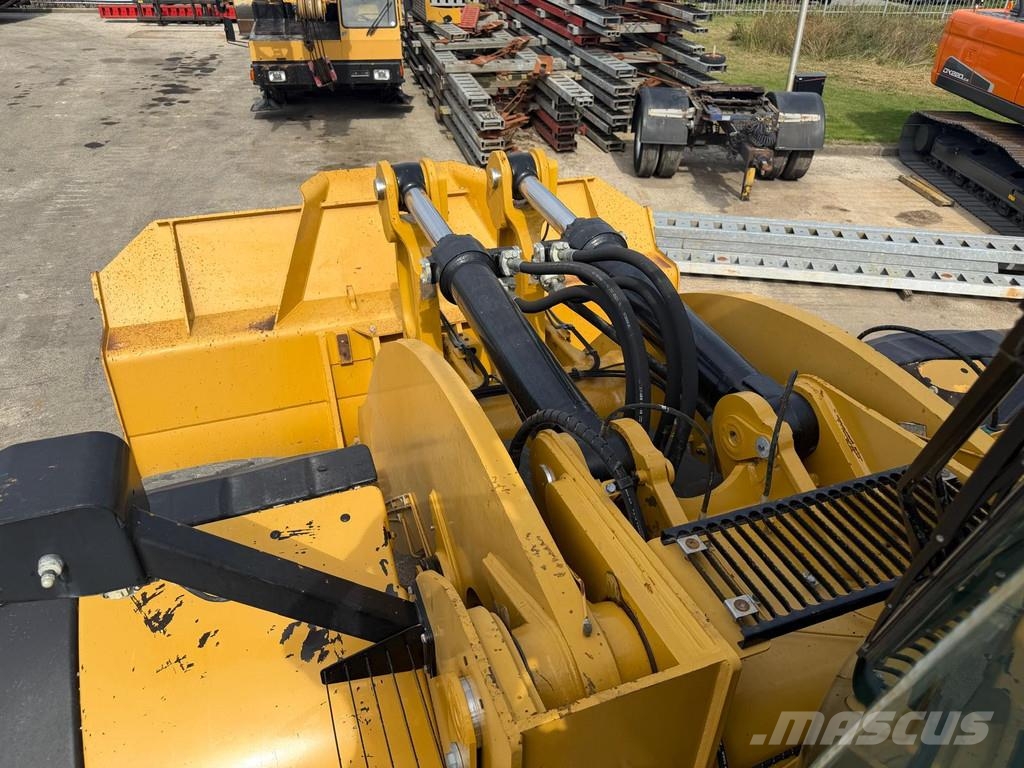 CAT 982M . لوادر بعجل