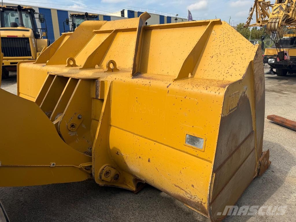 CAT 982M . لوادر بعجل