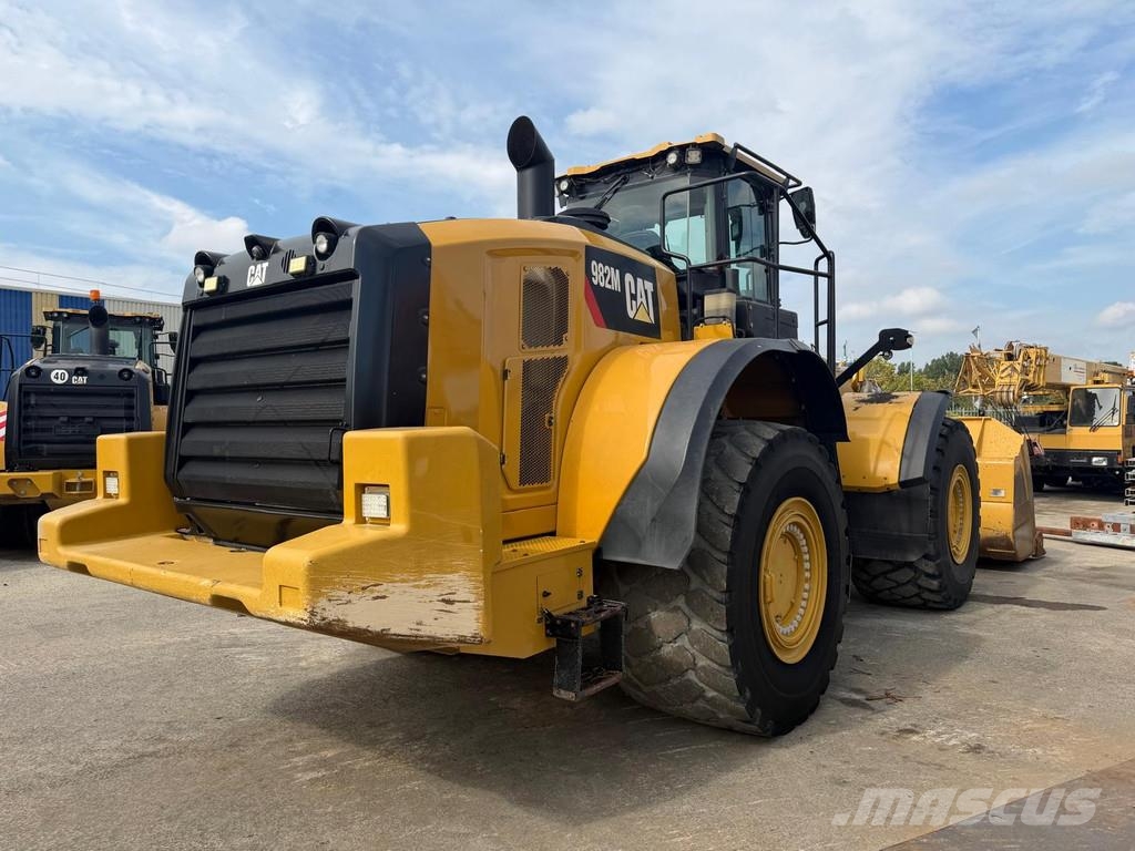 CAT 982M . لوادر بعجل