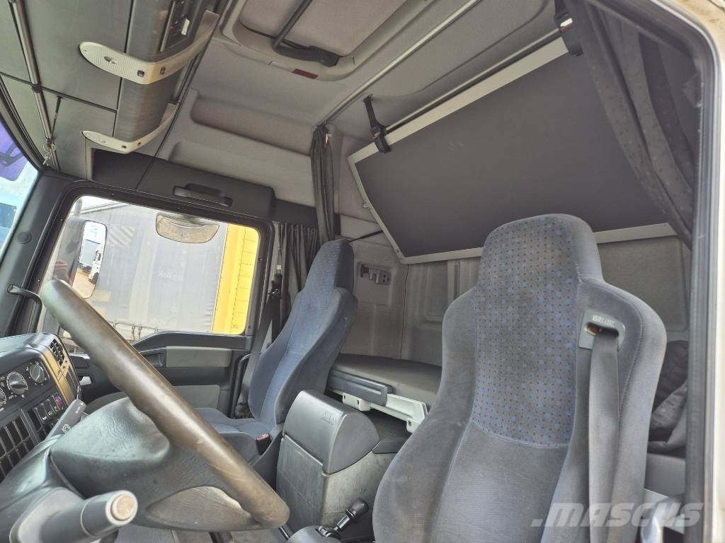 MAN TGL 10 / 12.180 4x2 with lift /ramp Camiones caja cerrada