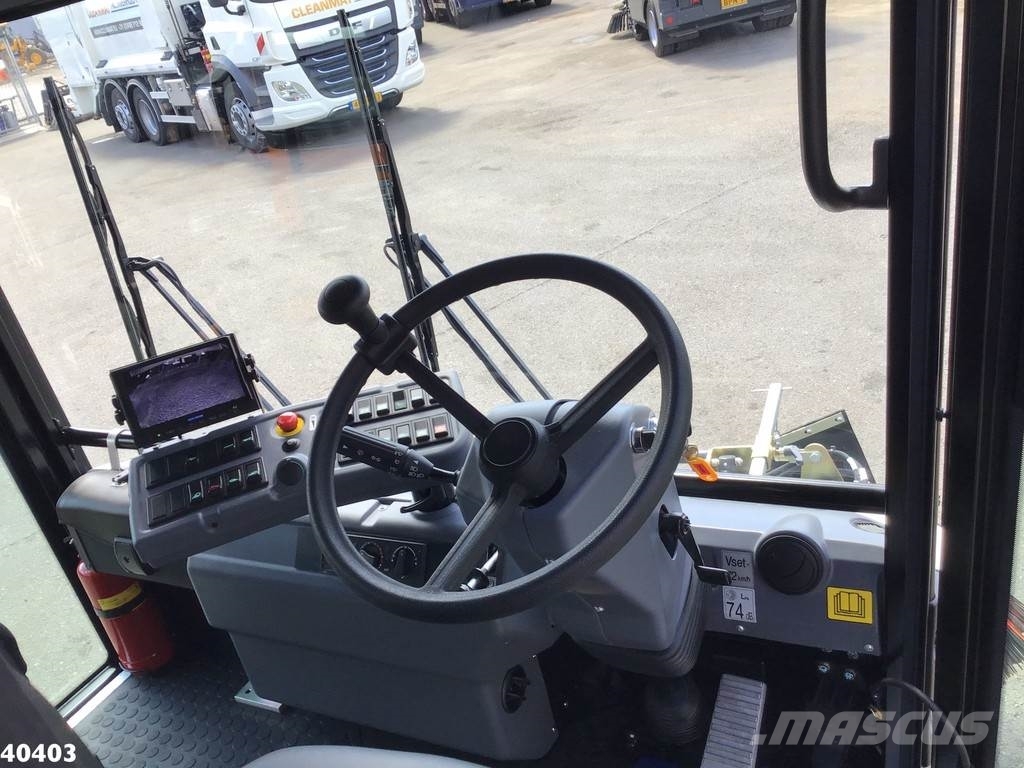 Ravo 5-SERIES 580 with 3-rd brush Sweeper trucks