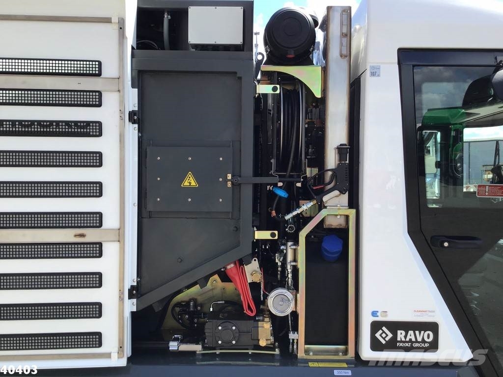Ravo 5-SERIES 580 with 3-rd brush Sweeper trucks