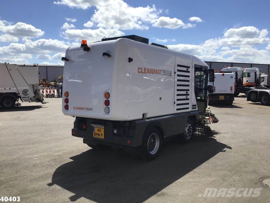 Ravo 5-SERIES 580 with 3-rd brush Sweeper trucks