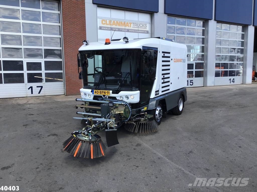 Ravo 5-SERIES 580 with 3-rd brush Sweeper trucks