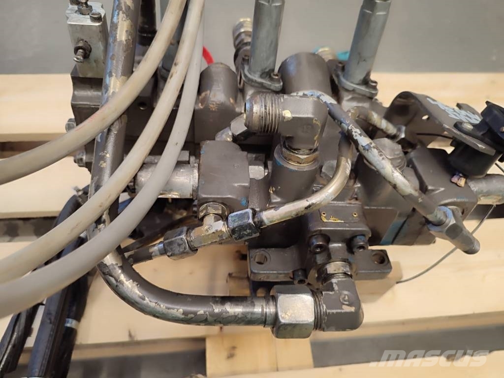  Hydraulic distributor 227397 77000273 Renault 180. 液压