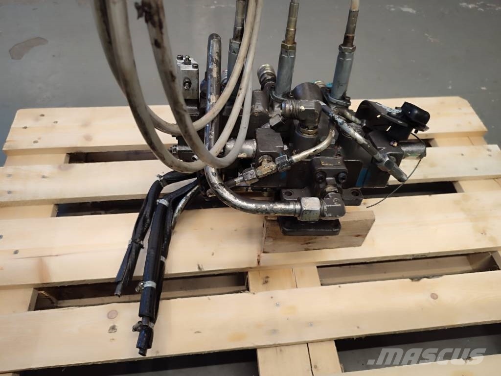  Hydraulic distributor 227397 77000273 Renault 180. 液压