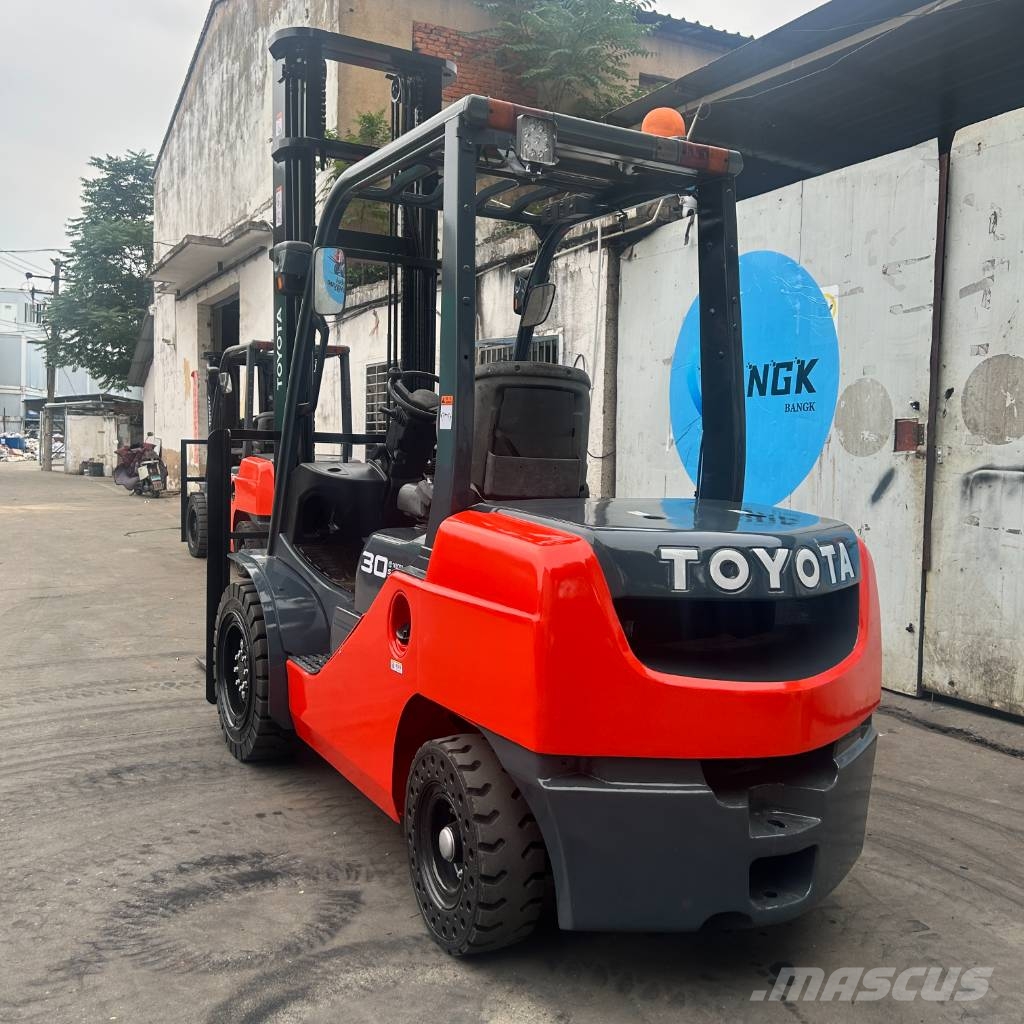Toyota 8 FDN 30 柴油卡車