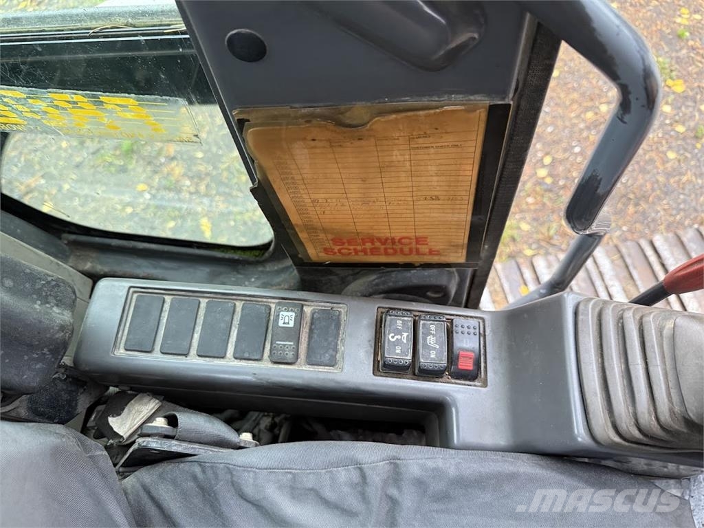 Hitachi ZX225 Pelle sur chenilles