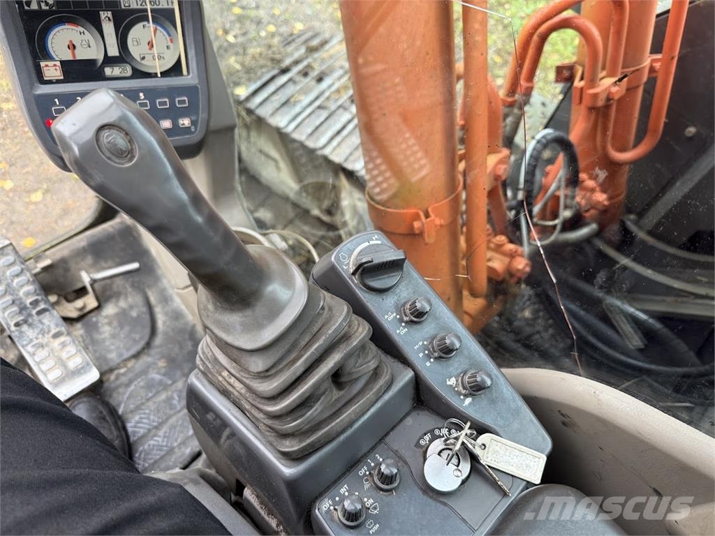 Hitachi ZX225 Pelle sur chenilles