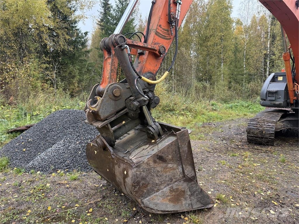 Hitachi ZX225 Pelle sur chenilles