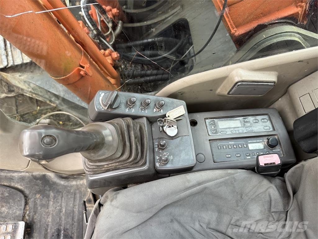 Hitachi ZX225 Pelle sur chenilles