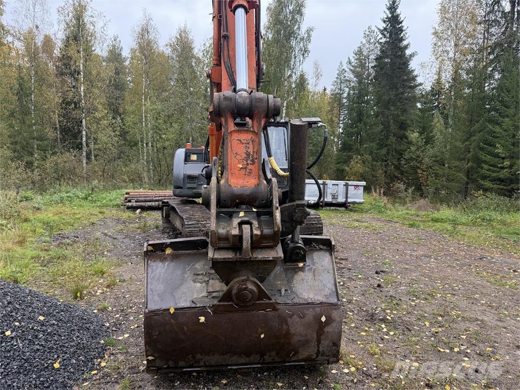 Hitachi ZX225 Pelle sur chenilles