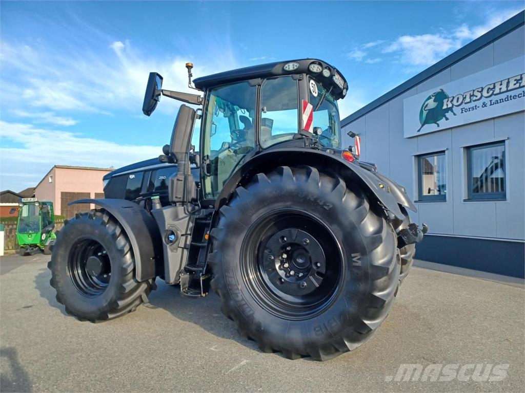 John Deere 6R 250 Black Design Traktoriai